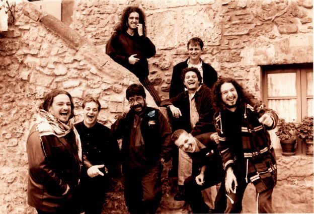 Luís Sepúlveda con i Modena City Ramblers 1999